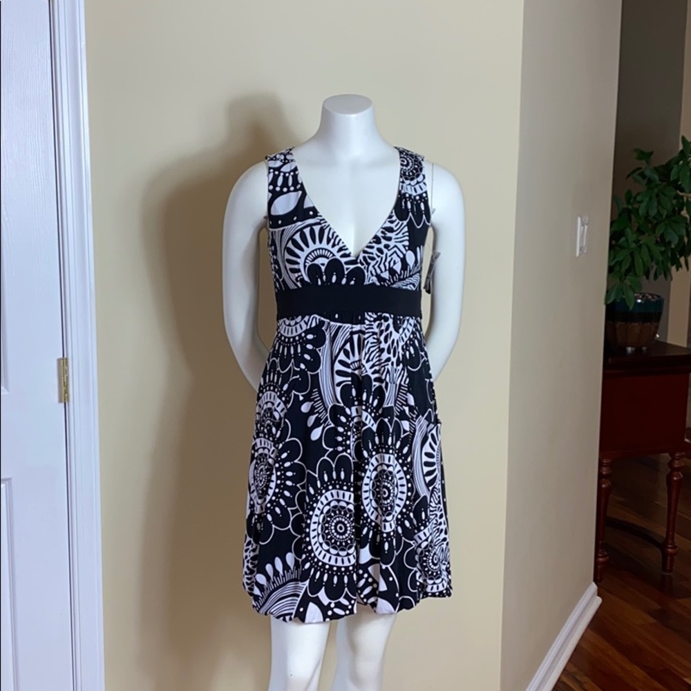 City triangles black and white dress Size medium